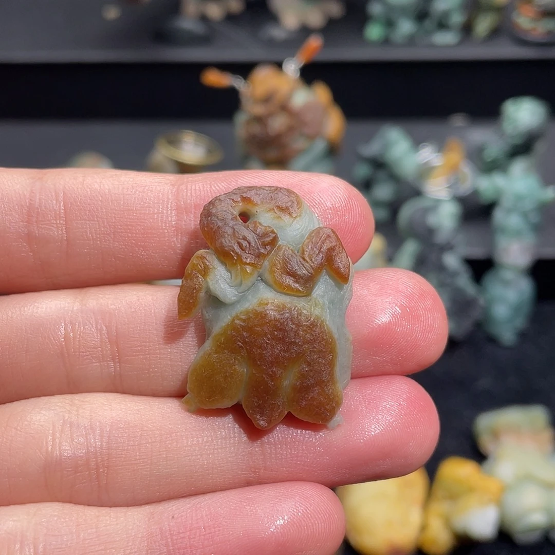 自***染翡翠未镶嵌挂件鸡