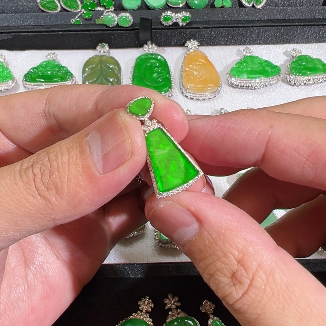 【闪购商品】翡翠吊坠(不含链)18K金镶嵌