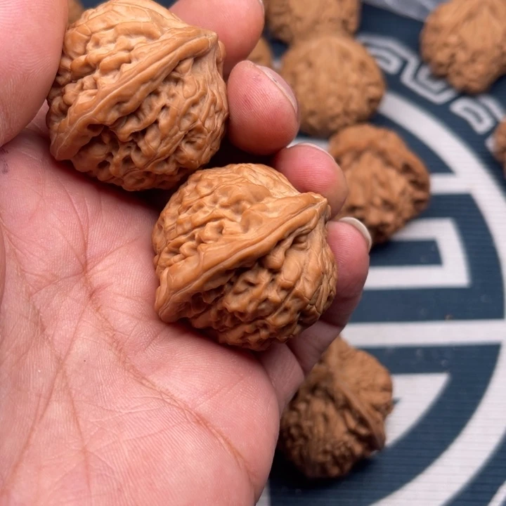 文玩核桃吊坠飞莲花