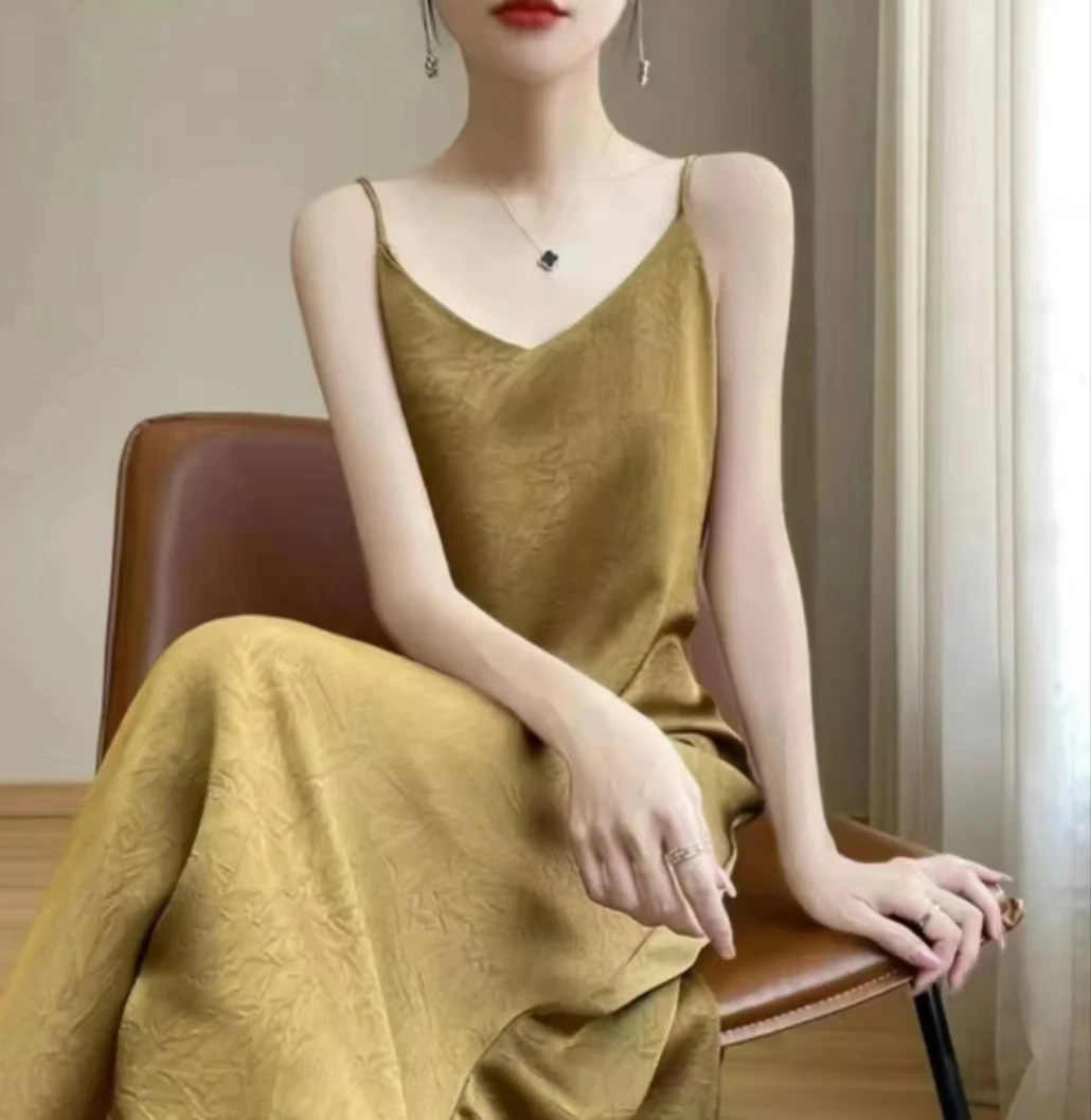 超好看轻奢高级感醋酸吊带连衣裙女2025新款爆款褶皱缎面长裙女