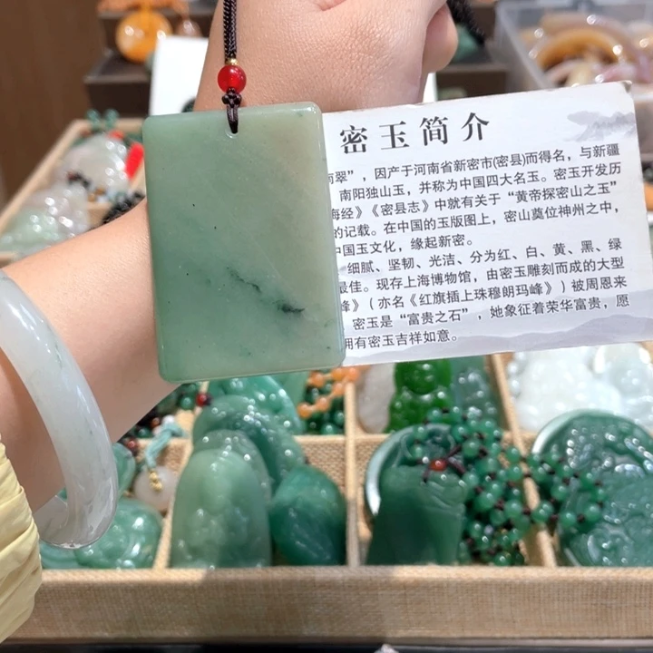 石英质玉未镶嵌颈饰