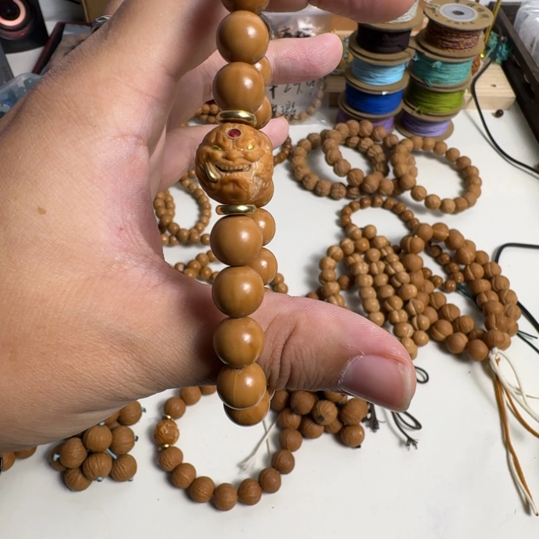 手串猴头核桃圆珠搭配雕刻单珠设