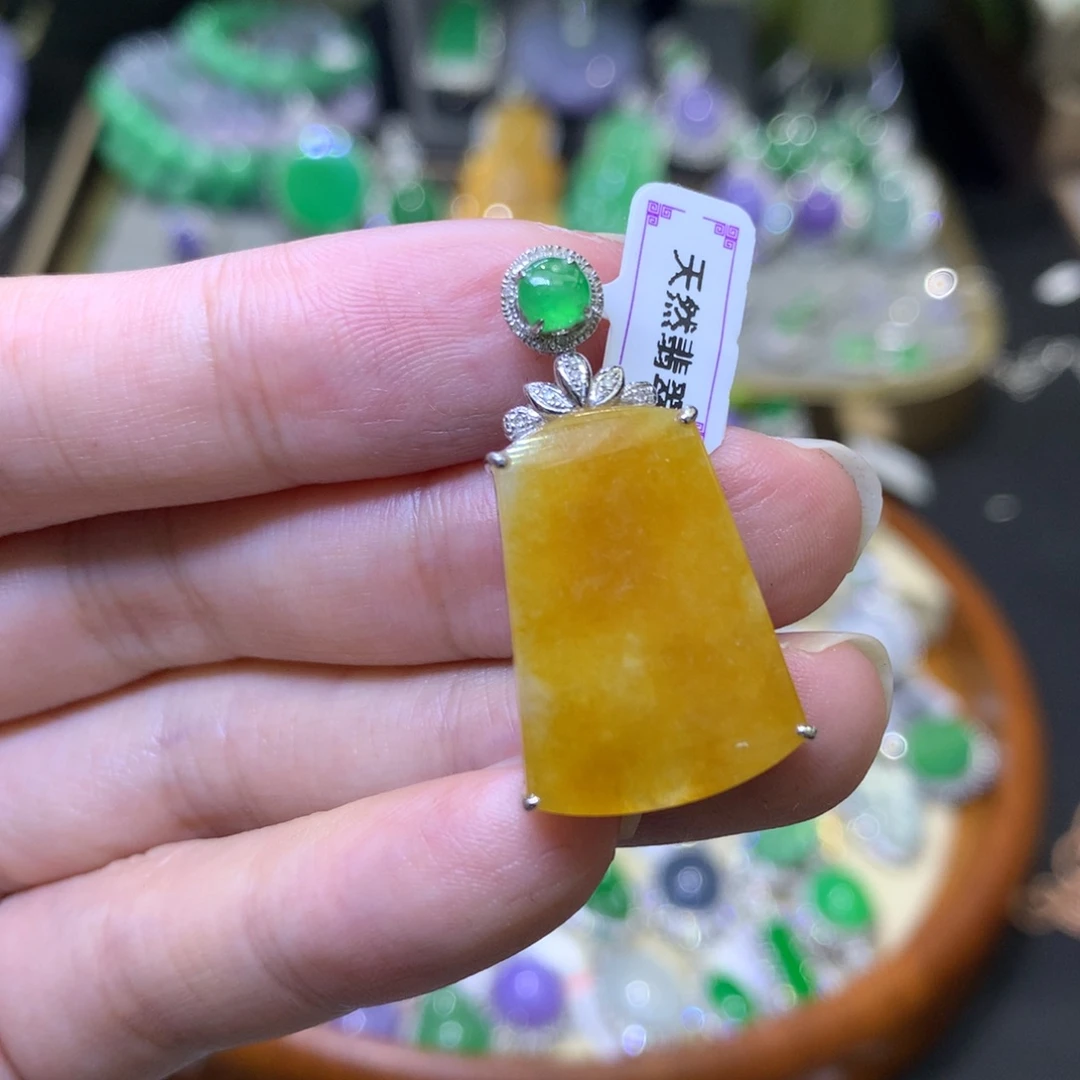 颈饰18K金镶嵌翡翠
