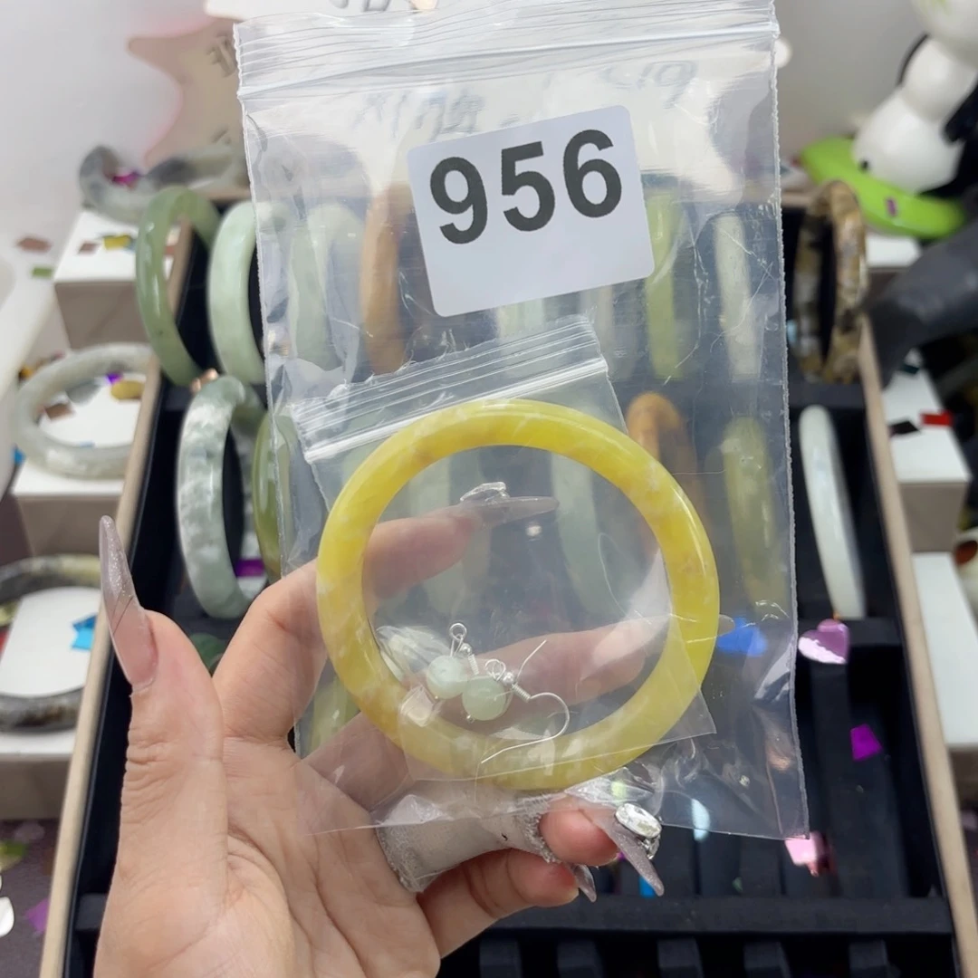 蛇纹石玉未镶嵌手镯M****兔