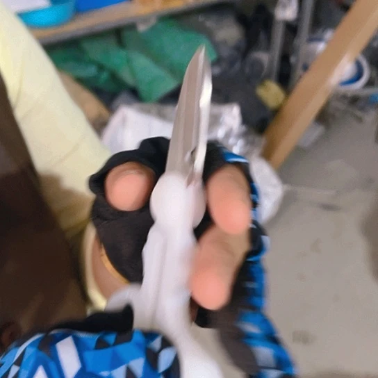 夜光剪刀微瑕。