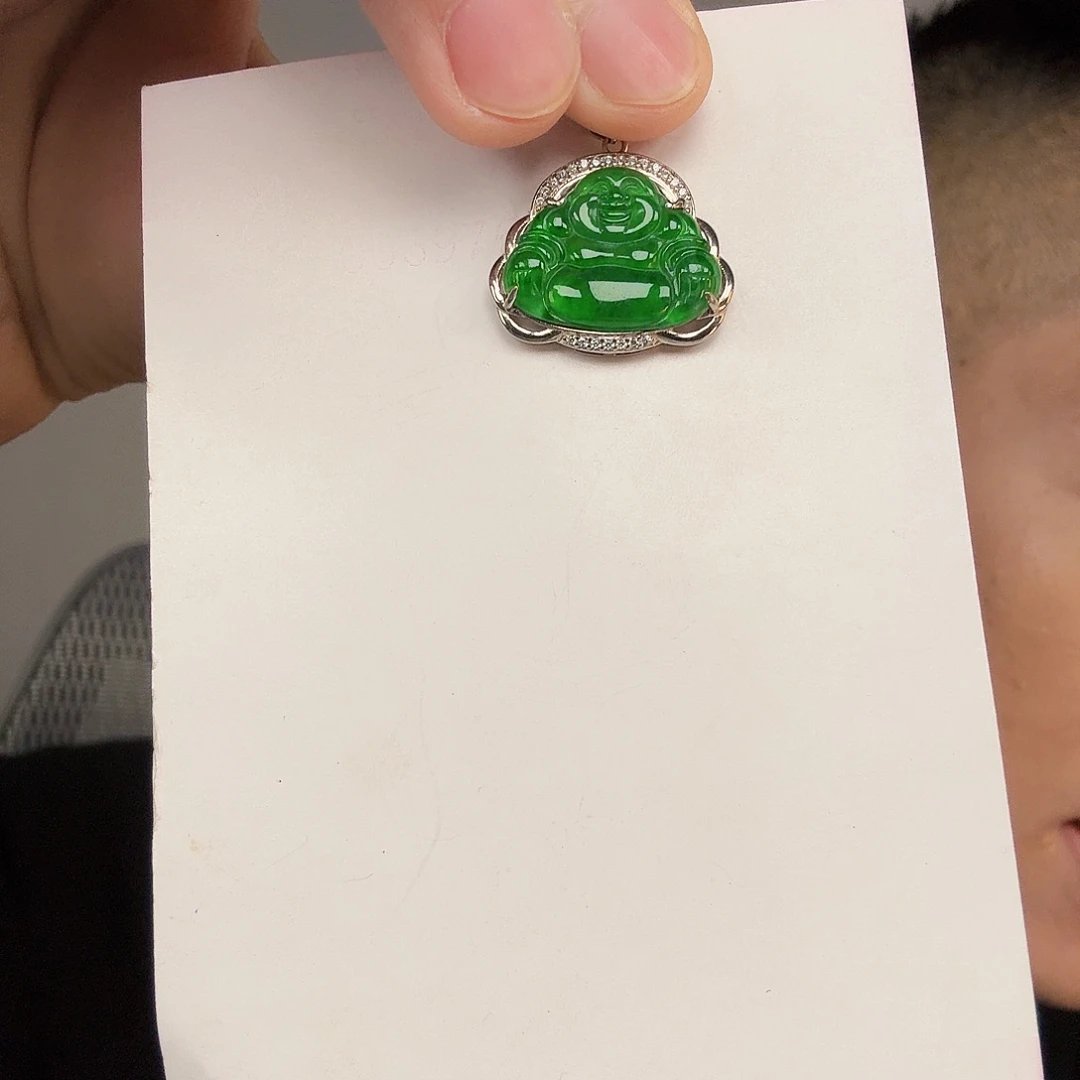 翡翠未镶嵌颈饰一件