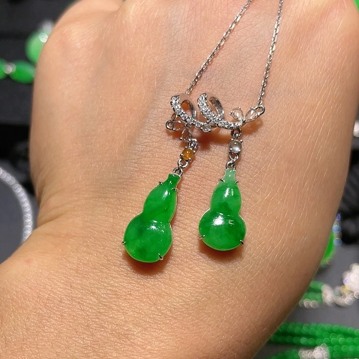 翡翠项链18K金镶嵌绿葫芦
