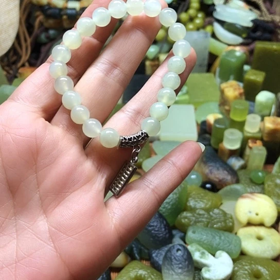 未镶嵌岫玉吊坠卡八