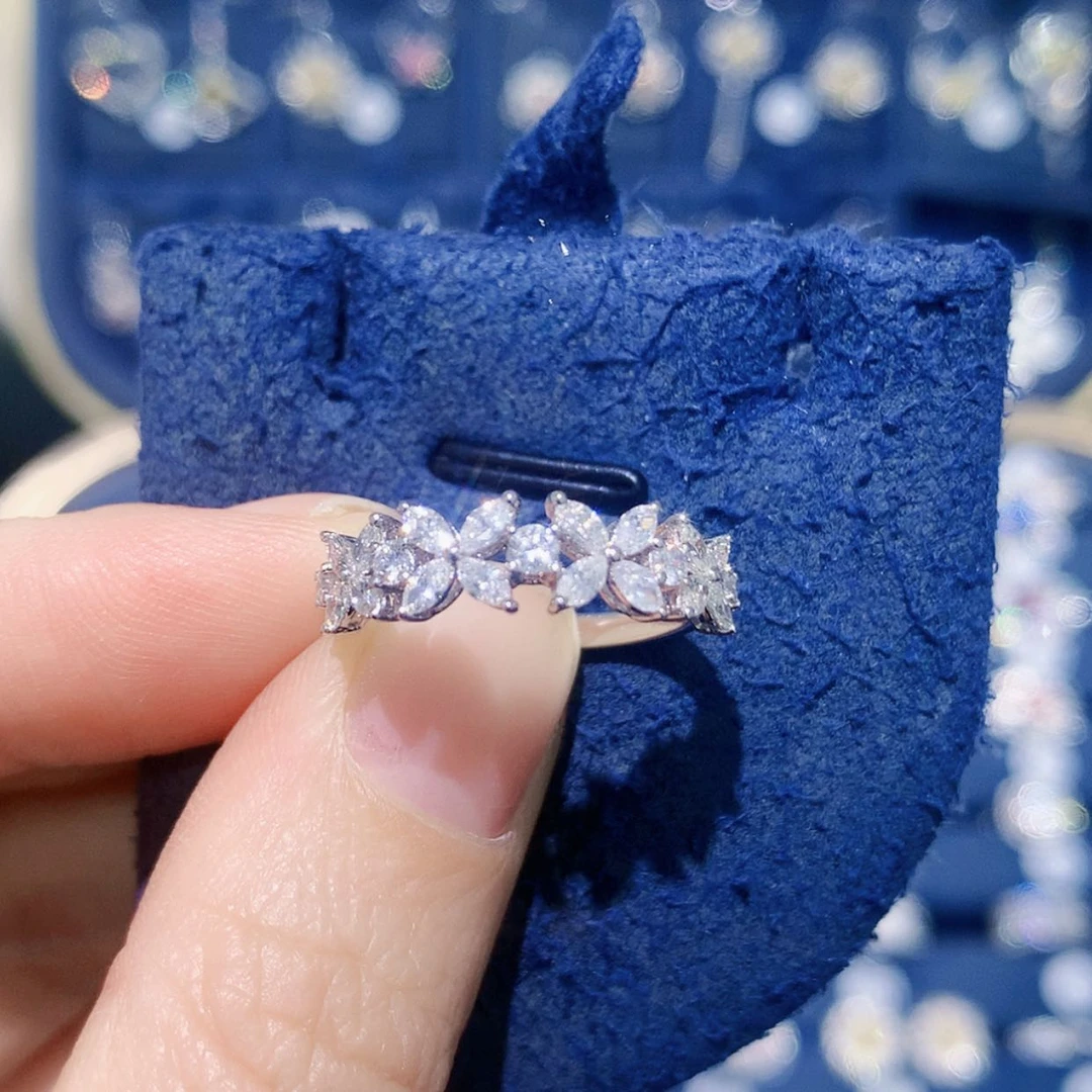 【闪购商品】铂Pt950镶嵌戒托钻石四叶草马眼排戒