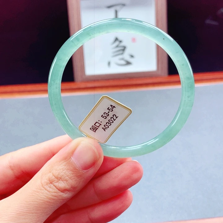未镶嵌手镯翡翠圆镯