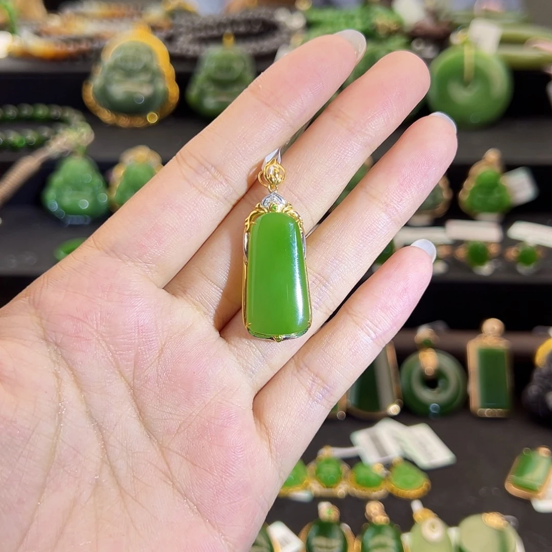 和田玉18K金镶嵌吊坠(不含链)阳绿无事牌25*13