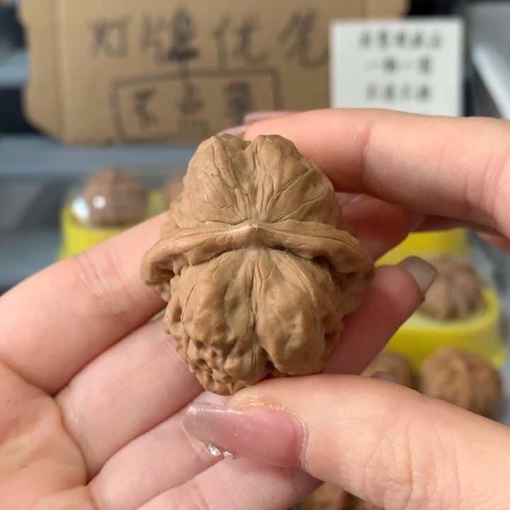 鸿***文玩核桃吊坠异形单只，有瑕疵
