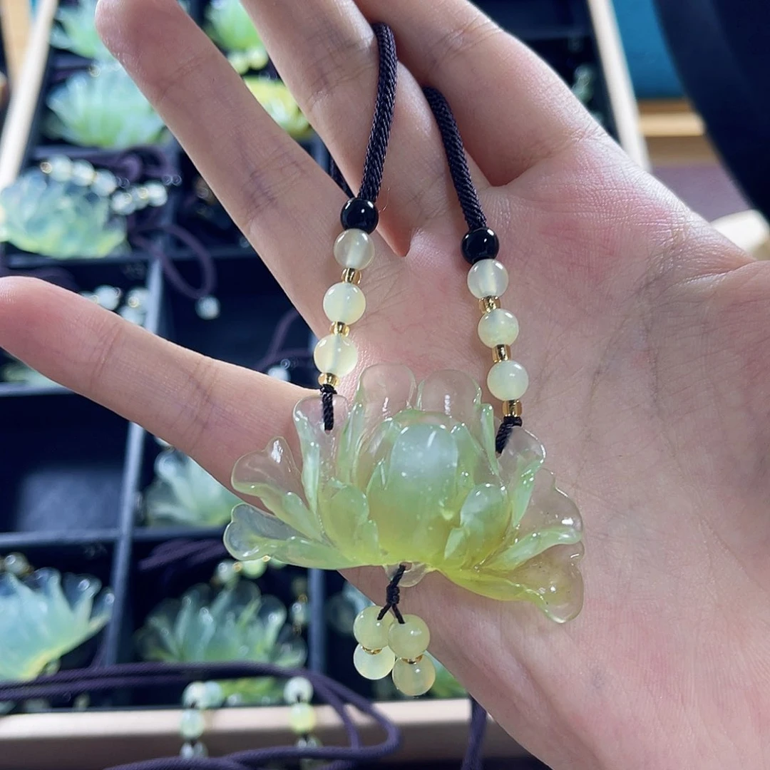 蛇纹石玉颈饰合金