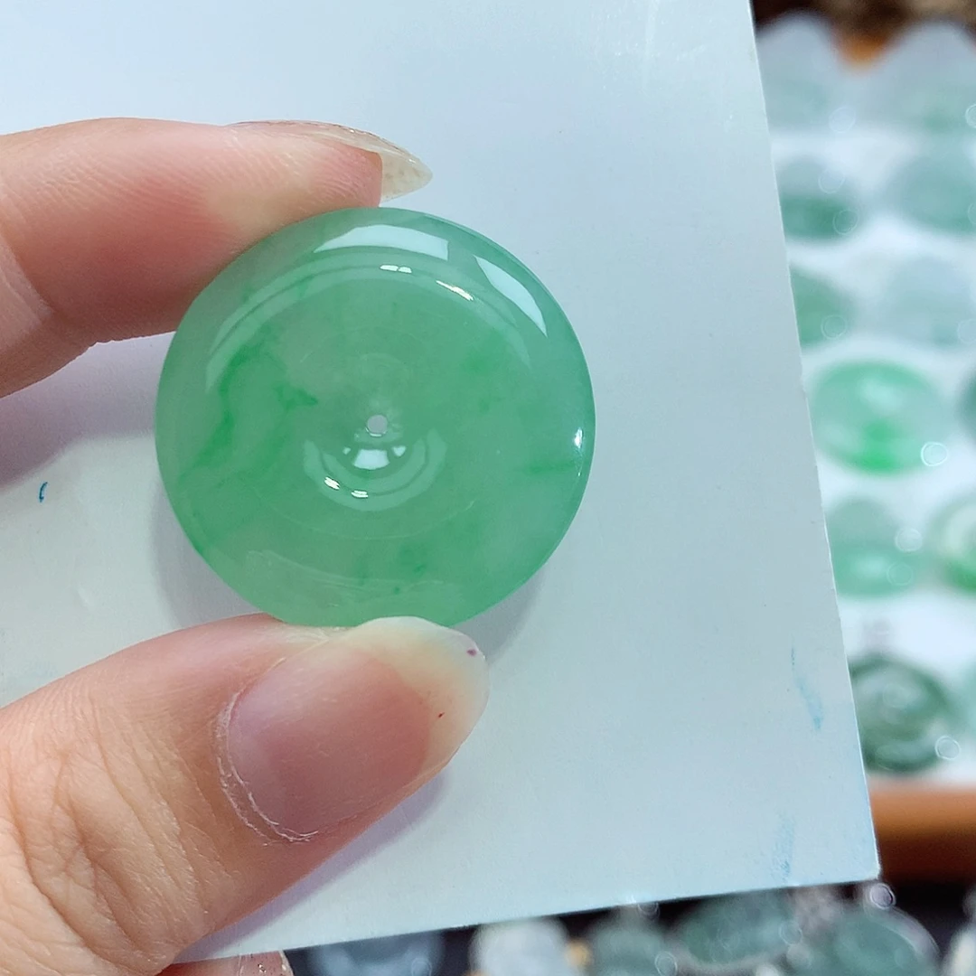 翡翠未镶嵌颈饰平安扣