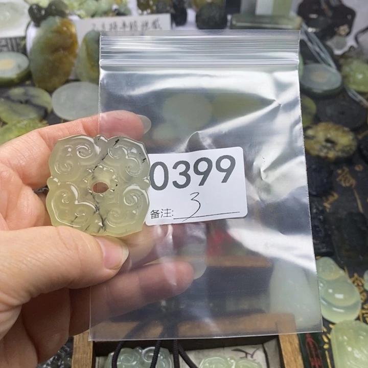 蛇纹石玉颈饰合金?*