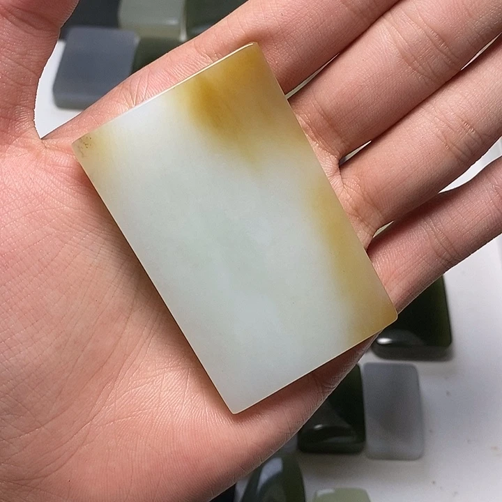 A***T和田玉未镶嵌颈饰