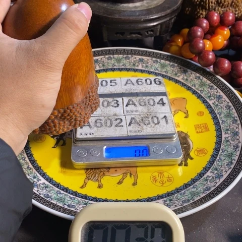 瓷片红*寻呼台的一个小女孩在一个