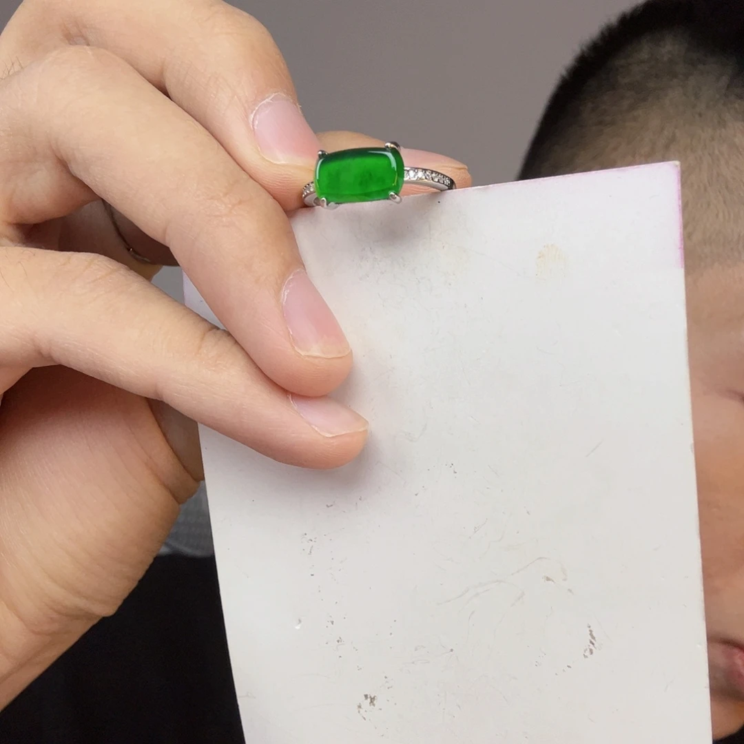 翡翠未镶嵌颈饰一件