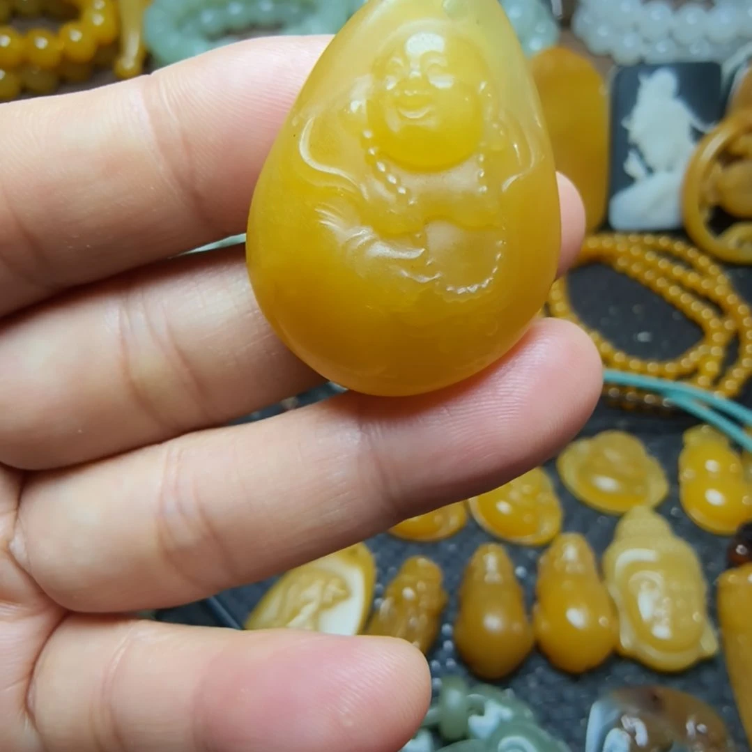 未镶嵌石英质玉（黄龙玉）颈饰