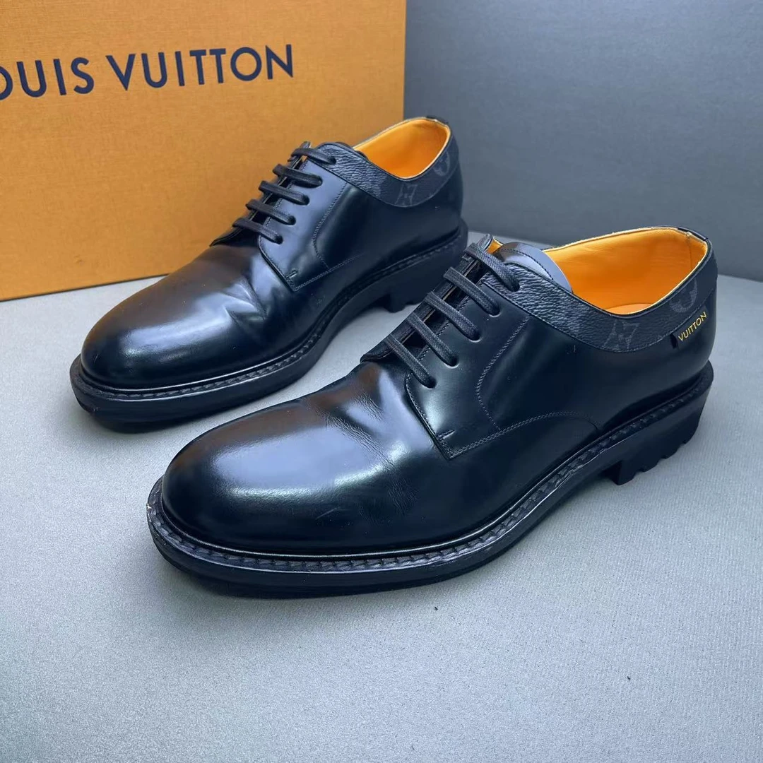 95新 LouisVuitton/路易威登 黑色时尚老花亮面系带厚底皮鞋 40码