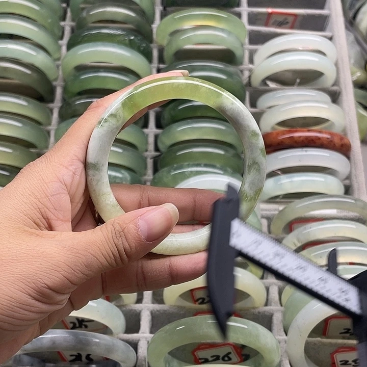 蛇纹石玉未镶嵌手镯225