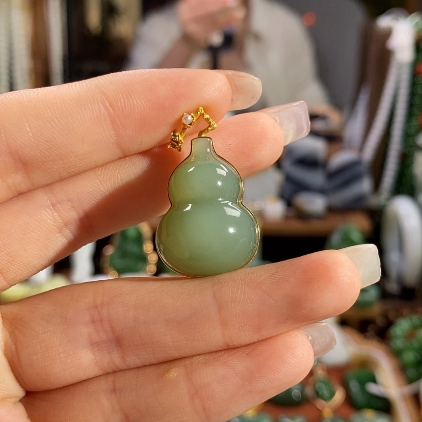 【闪购商品】吊坠(赠链)18K金镶嵌和田玉