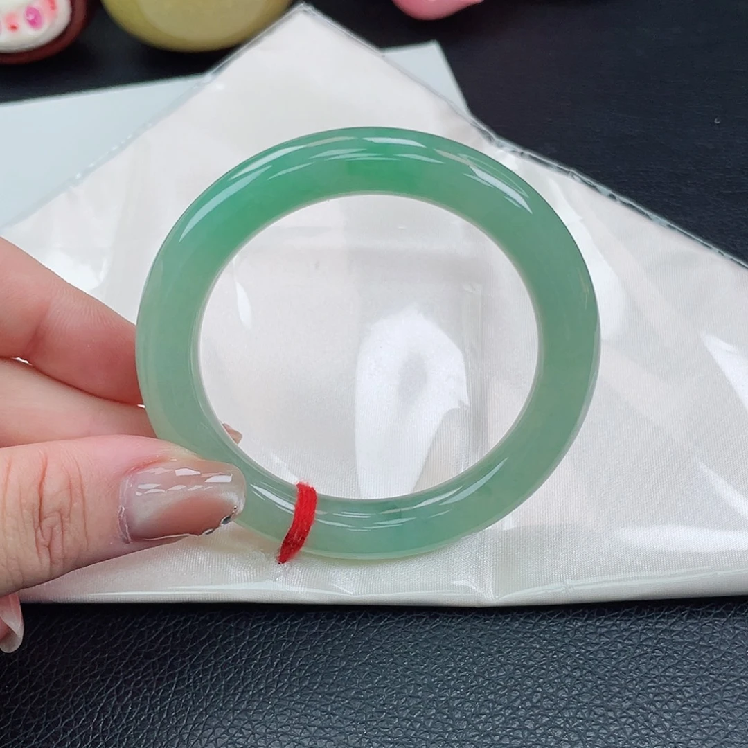 翡翠未镶嵌手镯55圆条满色甜绿-特价捡漏