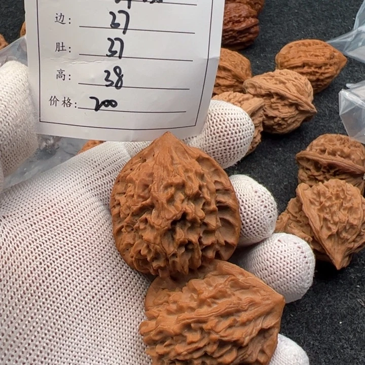 L***o文玩核桃吊坠野生红马蹄195