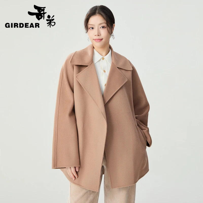 GIRDEAR/哥弟翻领长袖毛呢外套温柔绒感大衣女装卡其秋季1400735