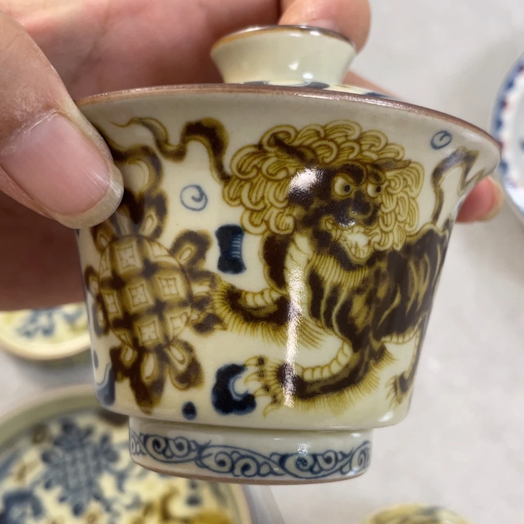 景德镇釉里金狮子盖碗