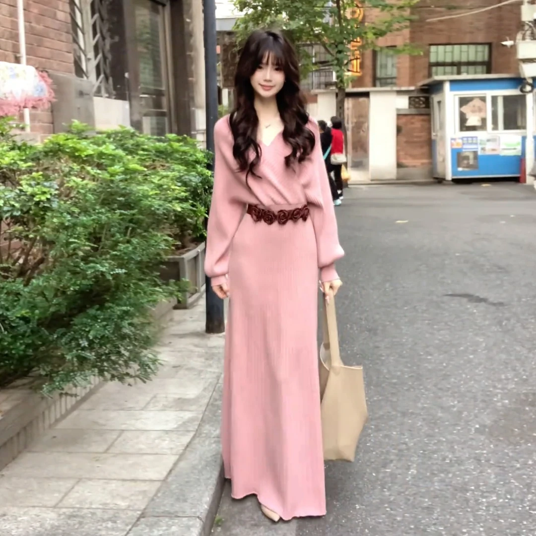法式千金风粉色v领针织连衣裙子女秋冬2026新款气质名媛收腰长裙
