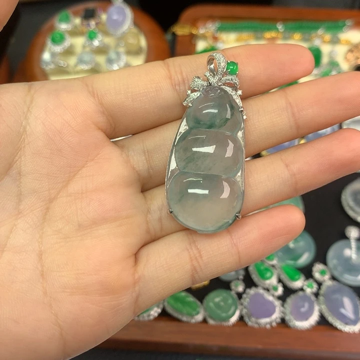 翡翠18K金镶嵌颈饰翡翠