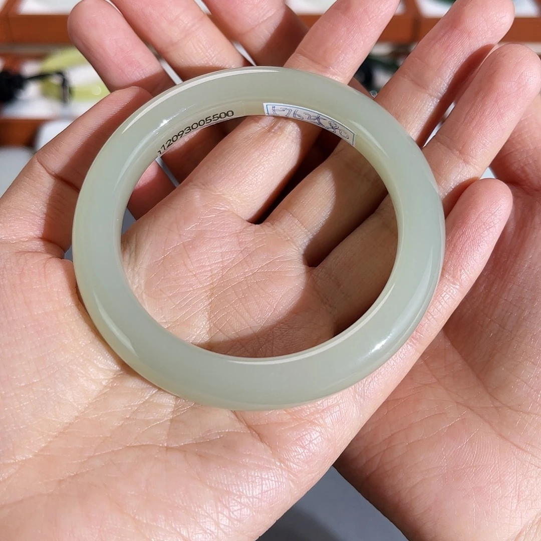 知***淡和田玉未镶嵌手镯