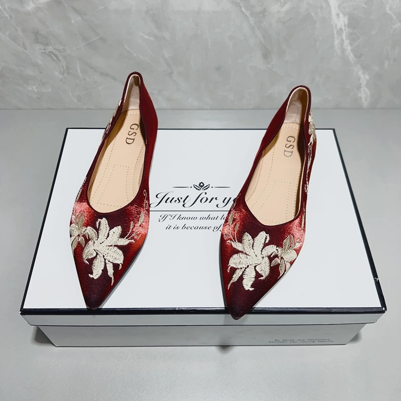 国风新中式尖头平底单鞋女2025春款小众刺绣秀禾浅口软底红色婚鞋