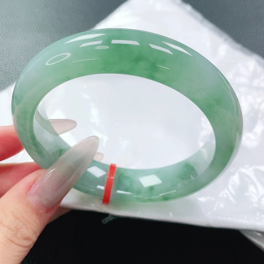 翡翠手镯未镶嵌55圈
