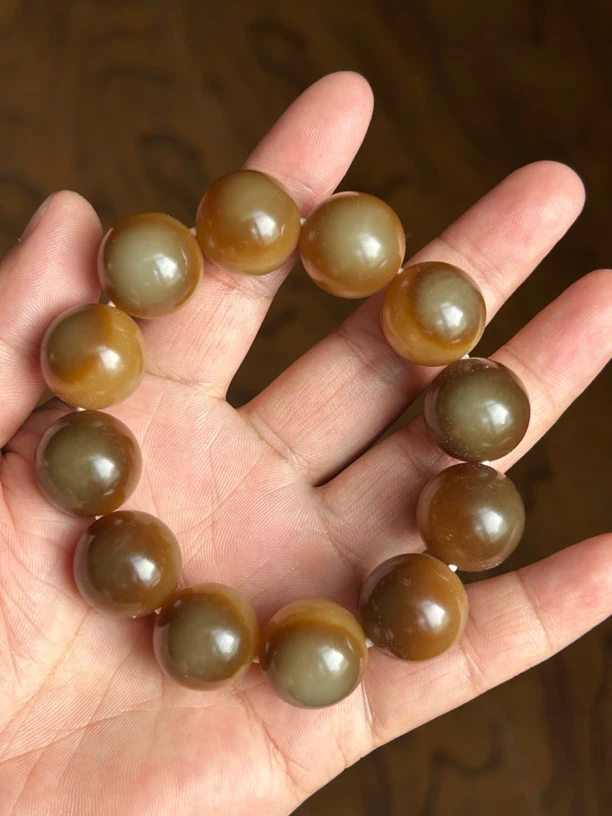 和田玉且末糖中带糖1.8手串，重110克