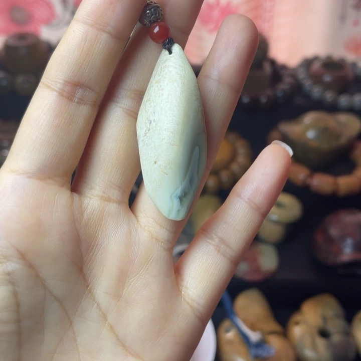 颈饰未镶嵌岫岩老玉（透闪石质玉）