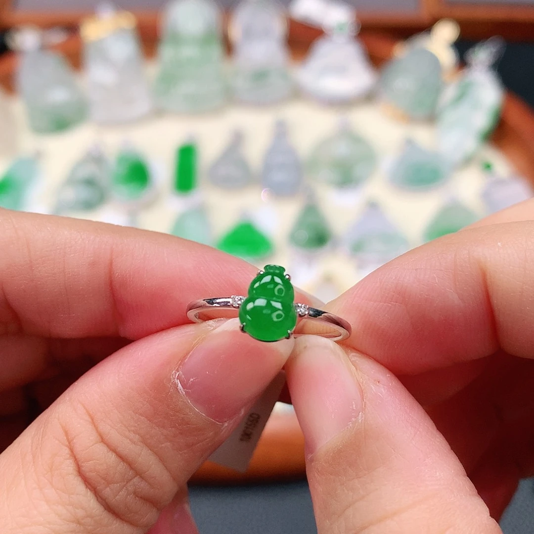 颈饰18K金镶嵌翡翠葫芦戒指