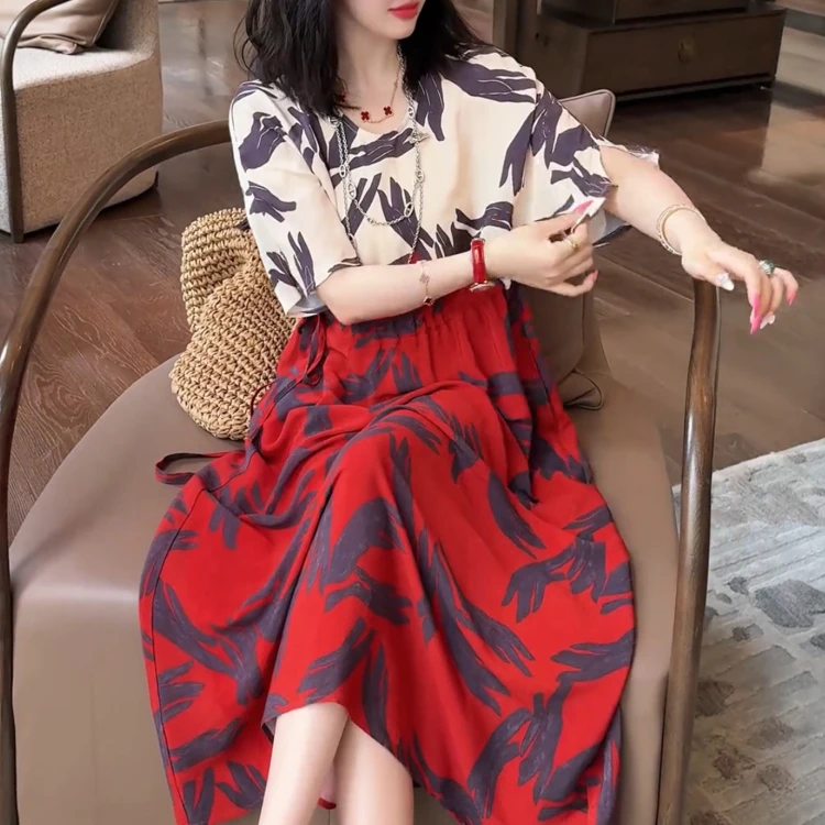 2025夏季度假风气质印花连衣裙新款时尚高级感收腰显瘦裙子中长款