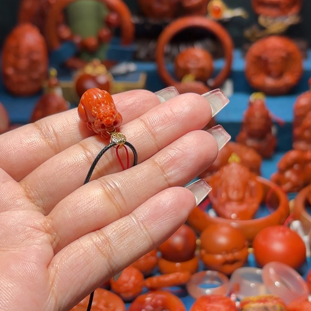 18K金镶嵌雕刻南红玛瑙