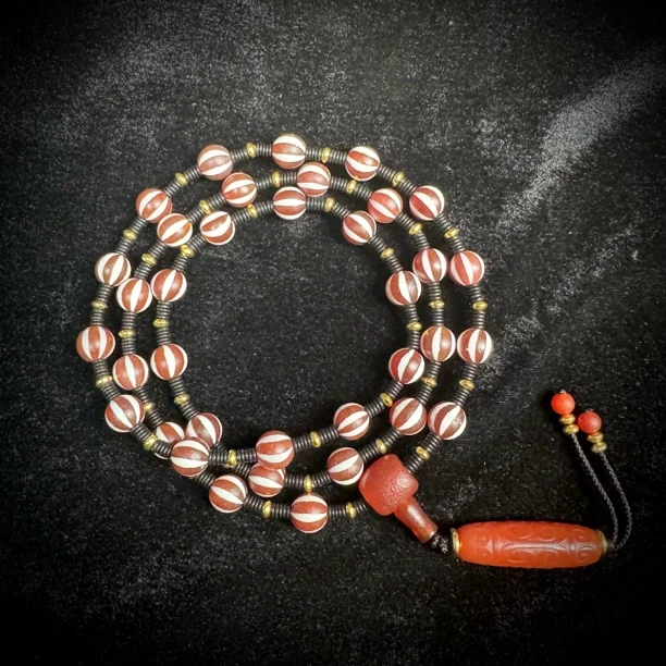 （岳岳文玩）红肉瓜珠博古纹脖挂yys054