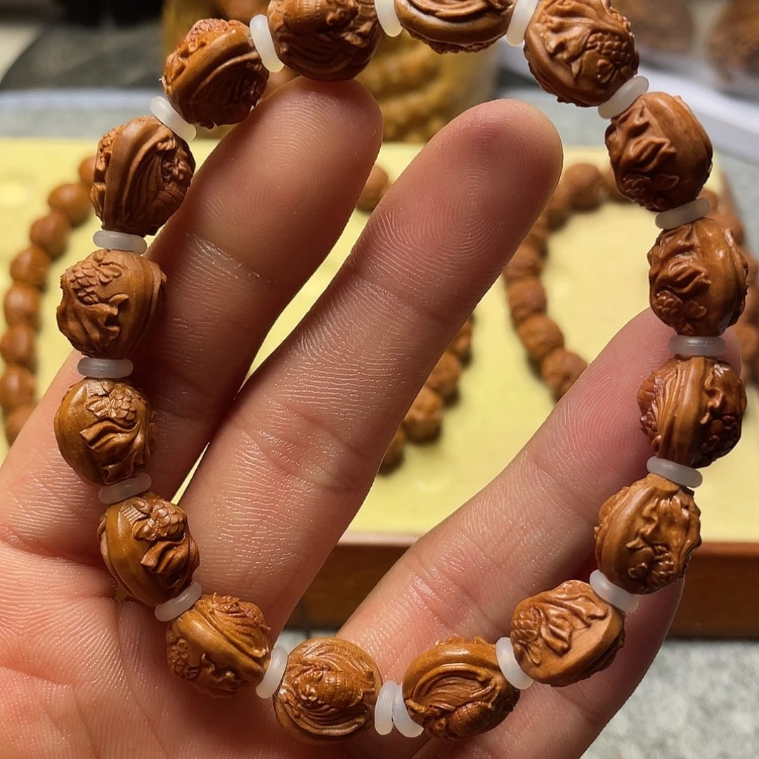 龙纹桃核雕刻富贵有鱼