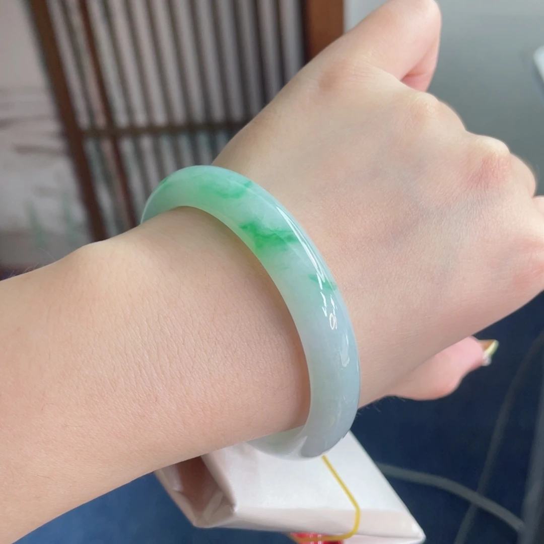 未镶嵌手镯翡翠54.9贵妃 白底青飘阳绿 精致显眼包3号