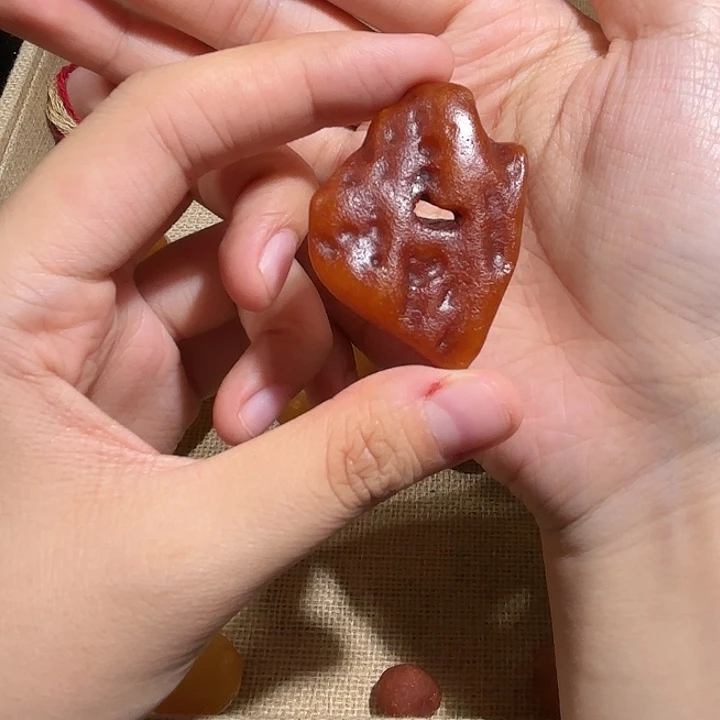 琥珀未镶嵌颈饰蜜蜡全皮天然孔