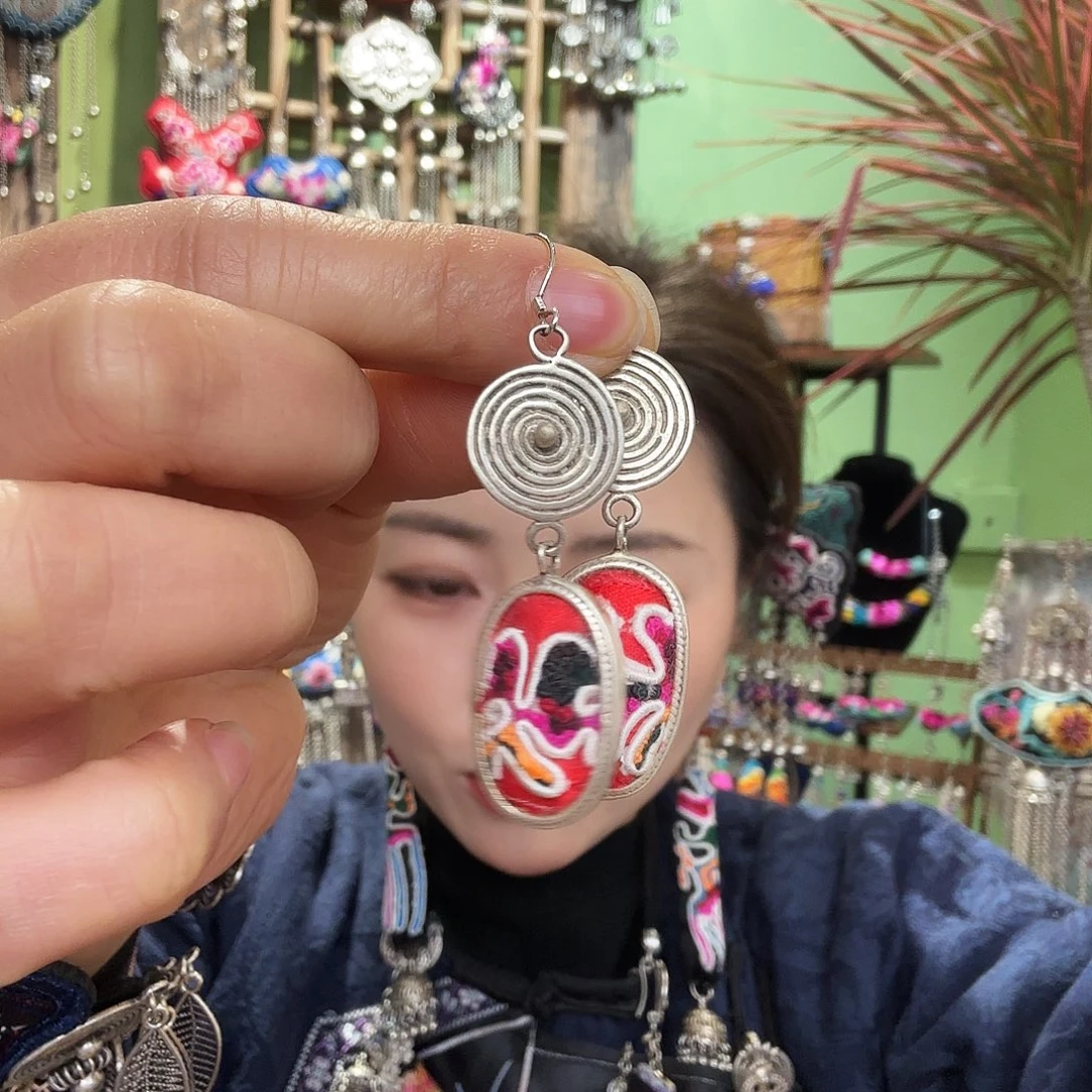 刺绣耳环。