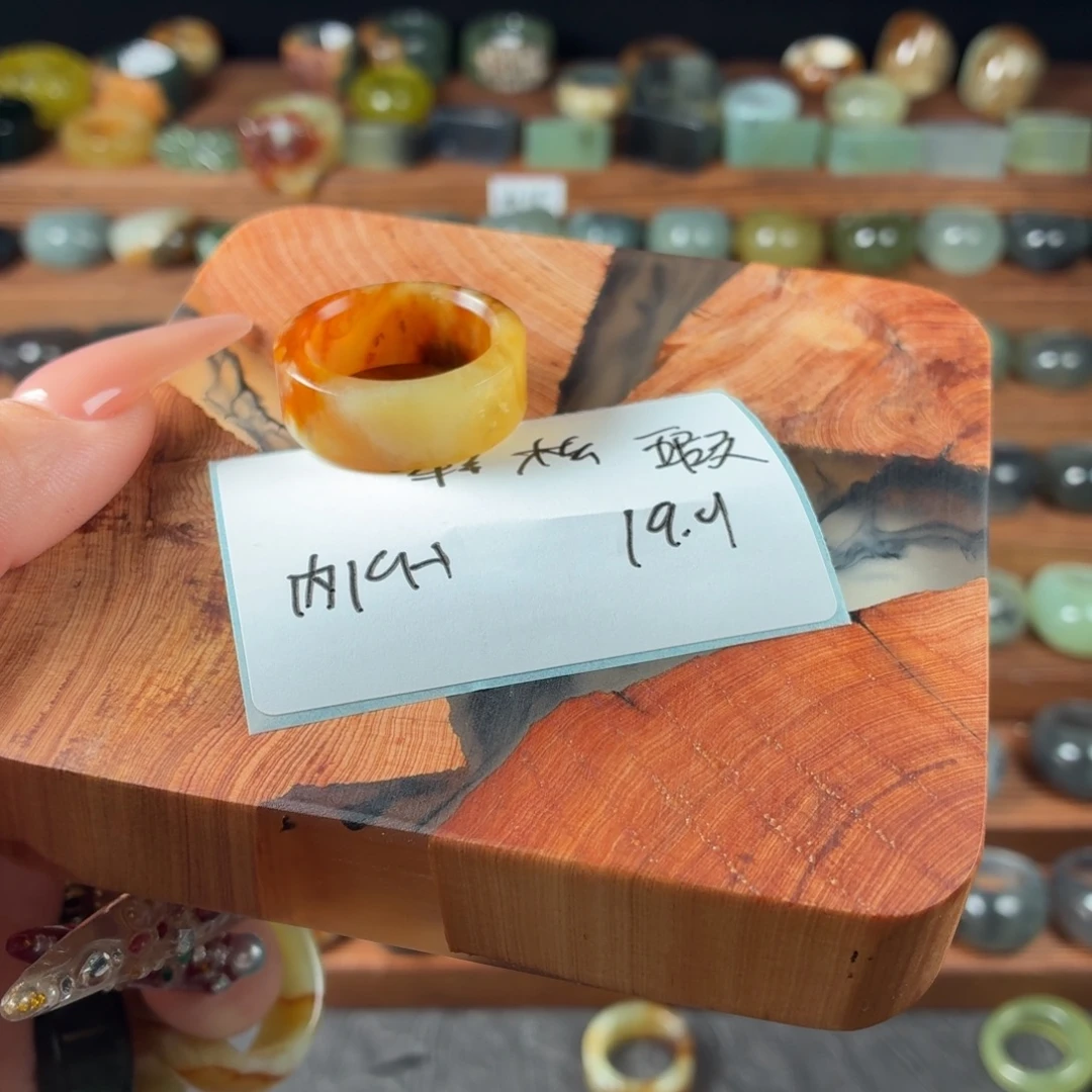 轻****蛇纹石玉未镶嵌戒指