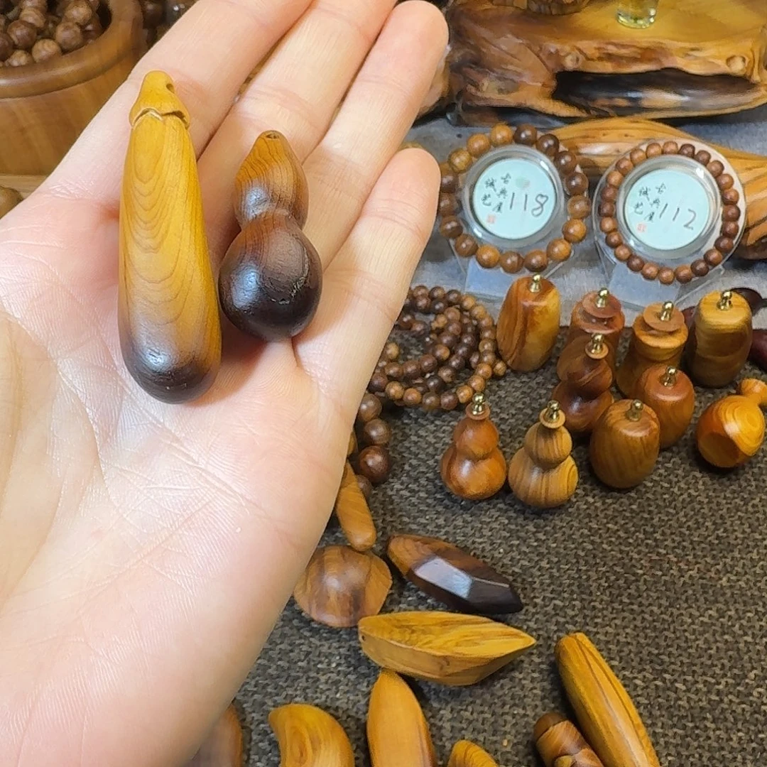 小***行柏木（崖柏）北太行崖柏陈化雷击二次陈化吊坠2个