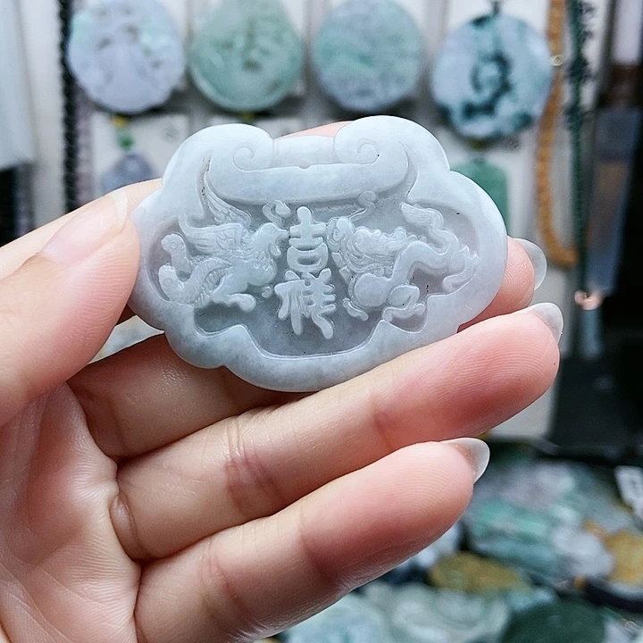 颈饰足铂镶嵌翡翠翡翠