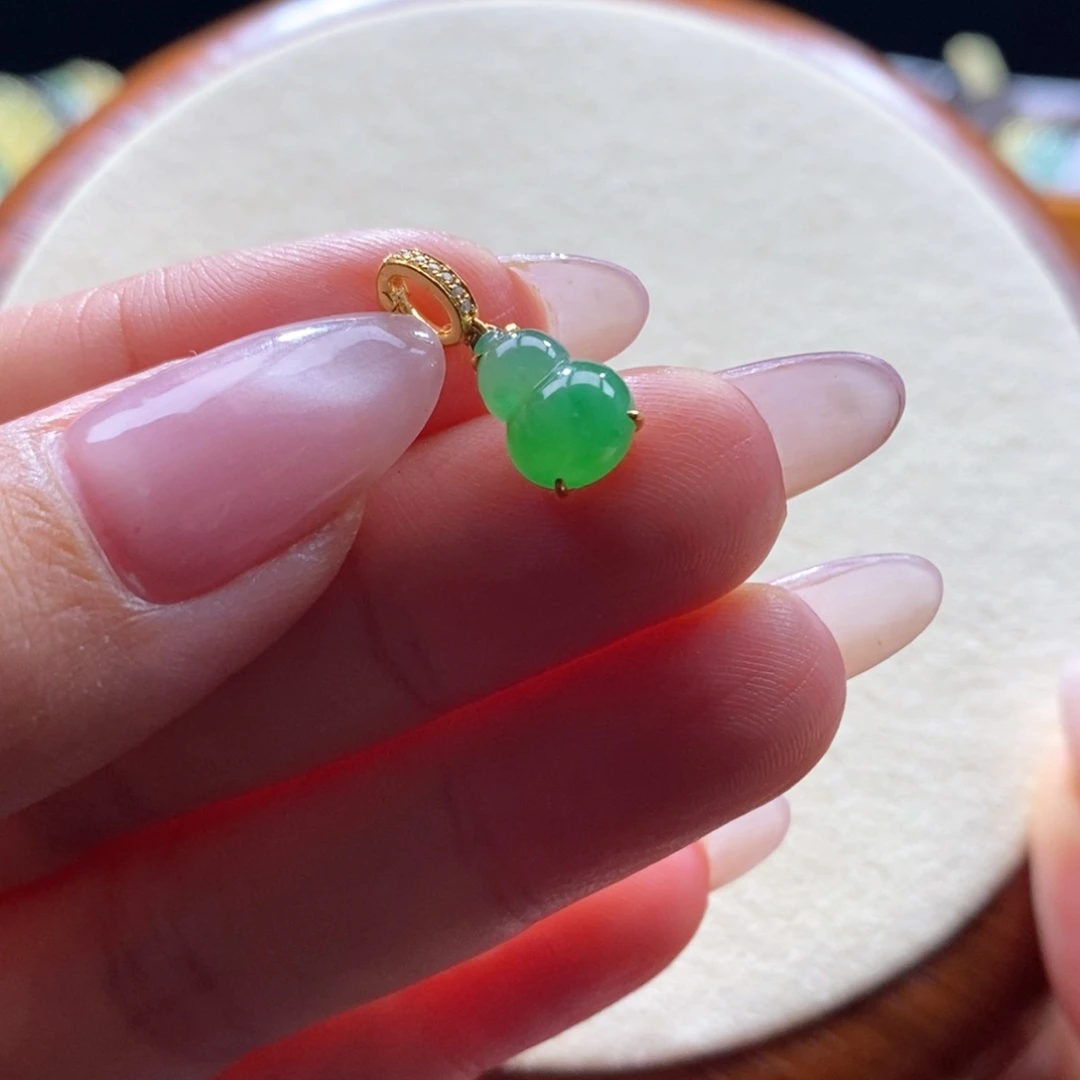 翡翠18K金镶嵌颈饰翡翠冰阳绿葫芦