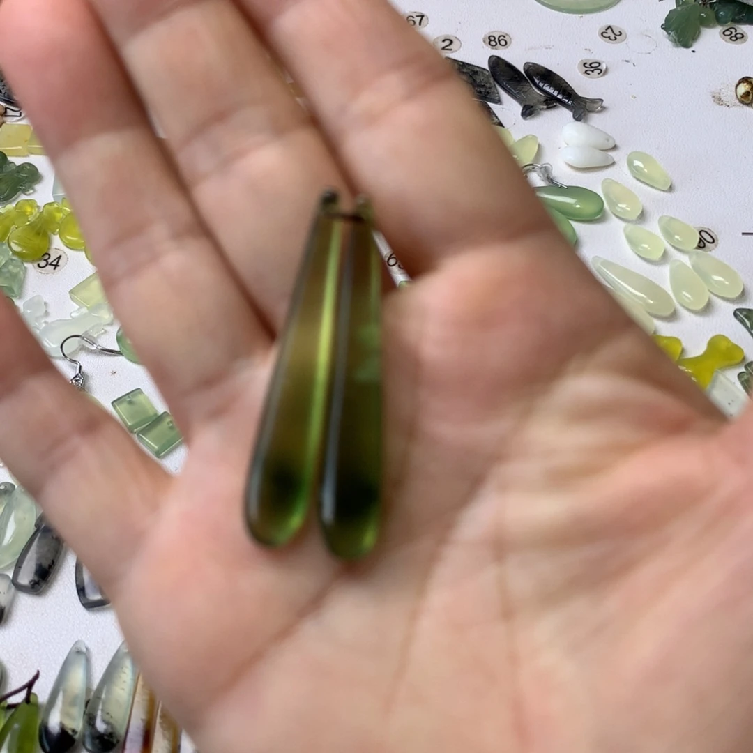 未镶嵌蛇纹石玉耳环